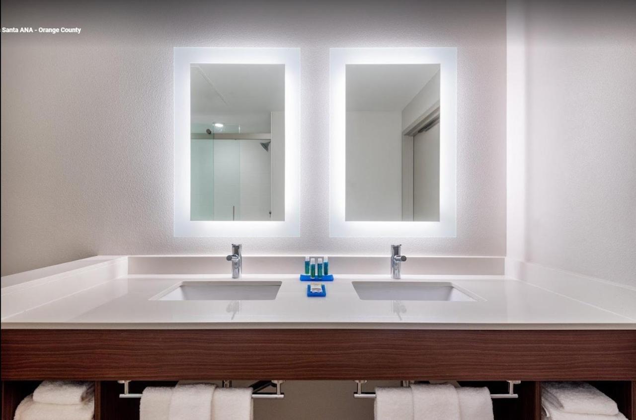 Holiday Inn Express & Suites Santa Ana - Orange County By Ihg Exteriör bild